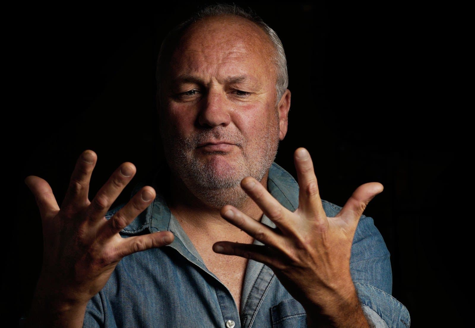 Luigi Sperotto con le mani aperte davanti al volto
